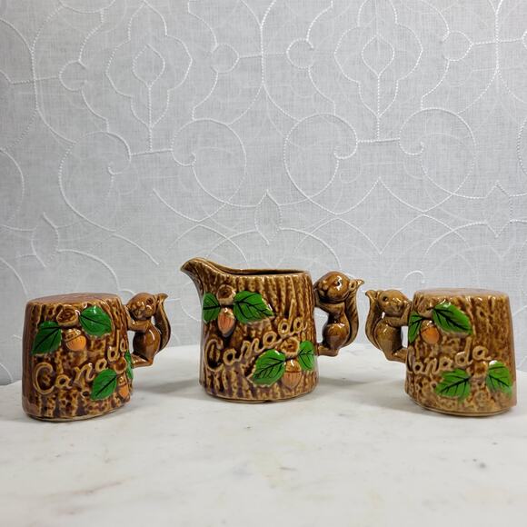 Vtg Squirrel Salt Pepper Shakers Creamer Set Souvenir Canada Hand Painted Cabin - Picture 4 of 16